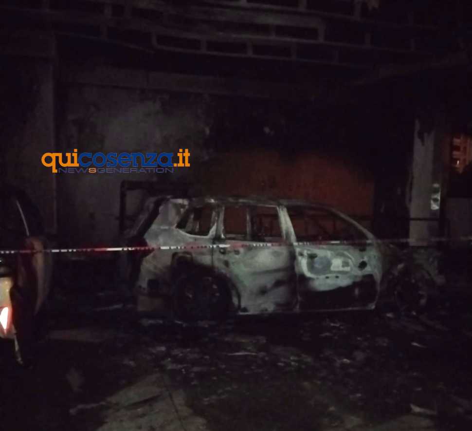 Cosenza, incendio a Vaglio Lise nell'area del Palazzo della Provincia. Danni a 2 auto dell'ente 53 auto incendio provincia mezzi danneggiati 2