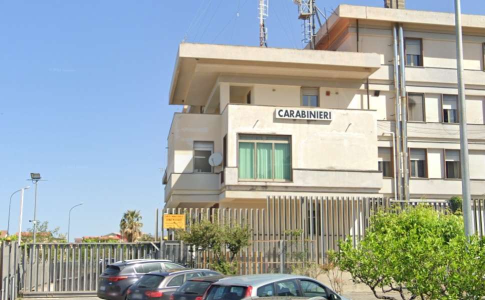 Paola, morto a 23 anni mentre lavorava in un lido: la Procura dispone l’autopsia e cerca i familiari 54 carabinieri paola