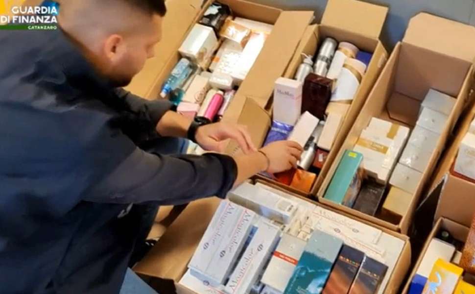 Cosmetici tossici contenenti "Lilial": 40mila prodotti ritirati dal mercato, 3 rinvii a giudizio 51 cosmetici tossici Lilial sequestro finanza 04