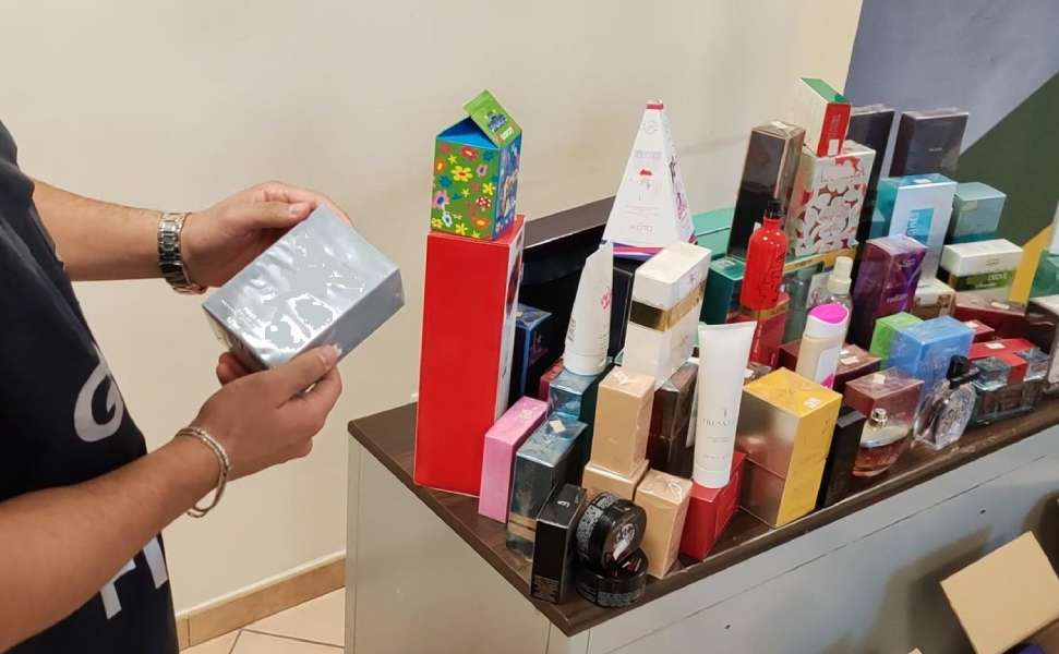 Cosmetici tossici contenenti "Lilial": 40mila prodotti ritirati dal mercato, 3 rinvii a giudizio 53 cosmetici tossici Lilial sequestro finanza 02