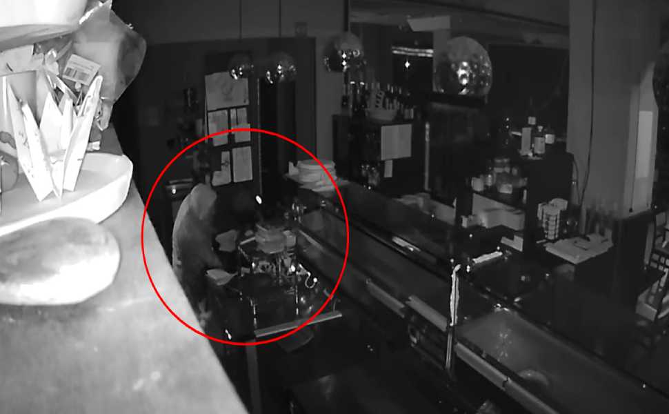 Cosenza: furto in un ristorante orientale nell'area dell'autostazione, ripreso dalle telecamere 52 furto ladro ristorante orientale autostazione 02