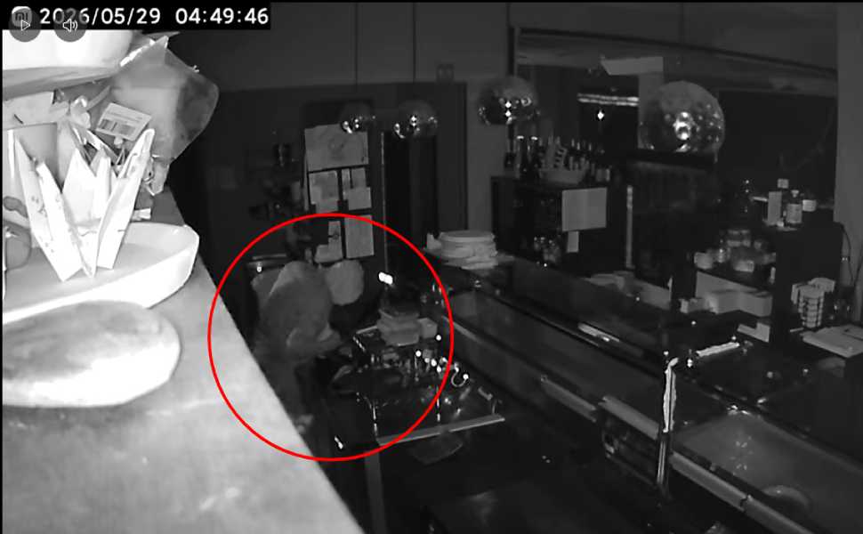 Cosenza: furto in un ristorante orientale nell'area dell'autostazione, ripreso dalle telecamere 53 furto ladro ristorante orientale autostazione 03