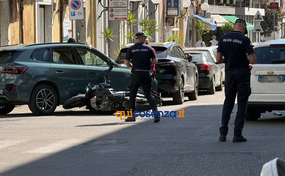 incidente tra via piave e via montesanto cosenza 01