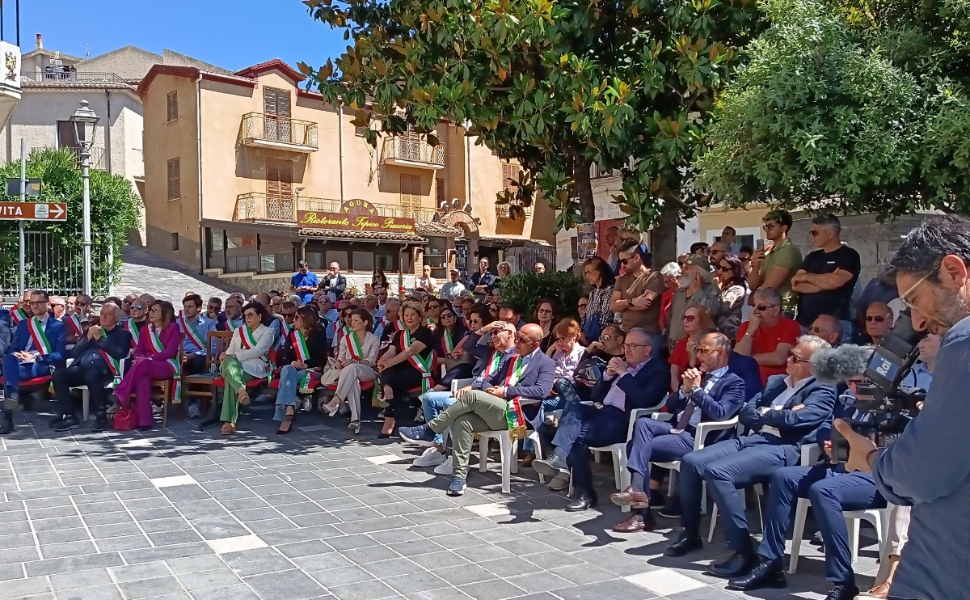 "Siamo tutti Tocci", oltre 80 sindaci e amministratori in segno di vicinanza al primo cittadino di Civita 53 tocci sindaci raganello 02
