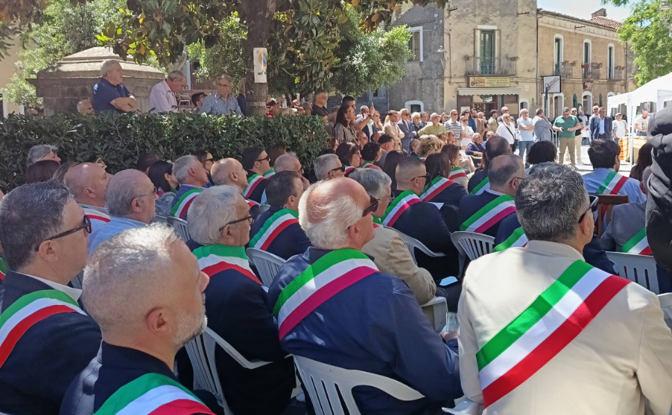 "Siamo tutti Tocci", oltre 80 sindaci e amministratori in segno di vicinanza al primo cittadino di Civita 54 tocci sindaci raganello 03