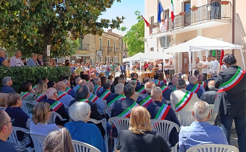 "Siamo tutti Tocci", oltre 80 sindaci e amministratori in segno di vicinanza al primo cittadino di Civita 52 tocci sindaci raganello 04