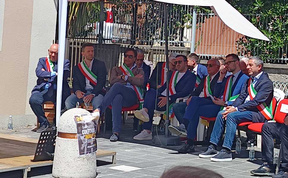 "Siamo tutti Tocci", oltre 80 sindaci e amministratori in segno di vicinanza al primo cittadino di Civita 55 tocci sindaci raganello 05