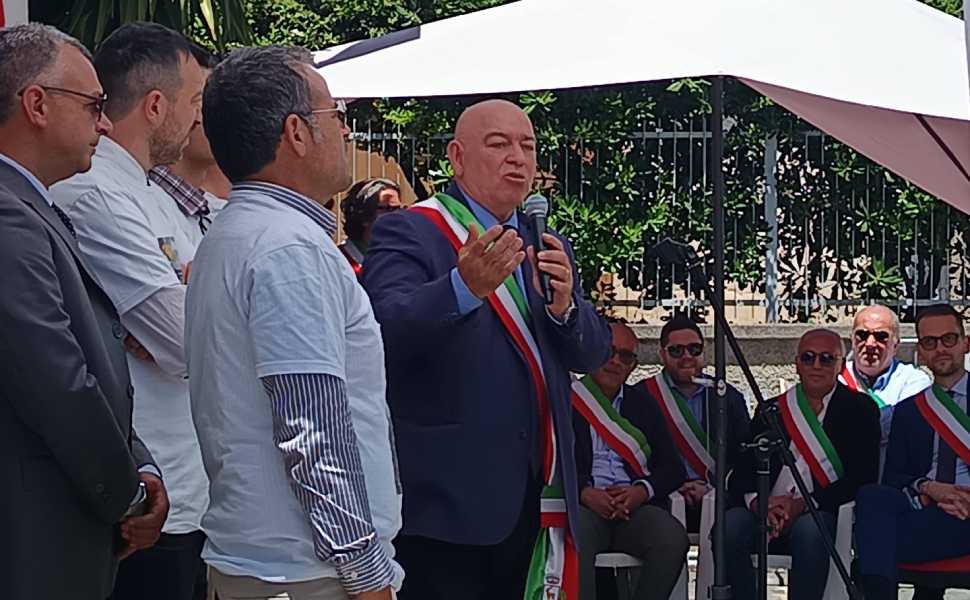 "Siamo tutti Tocci", oltre 80 sindaci e amministratori in segno di vicinanza al primo cittadino di Civita 56 tocci sindaci raganello 06
