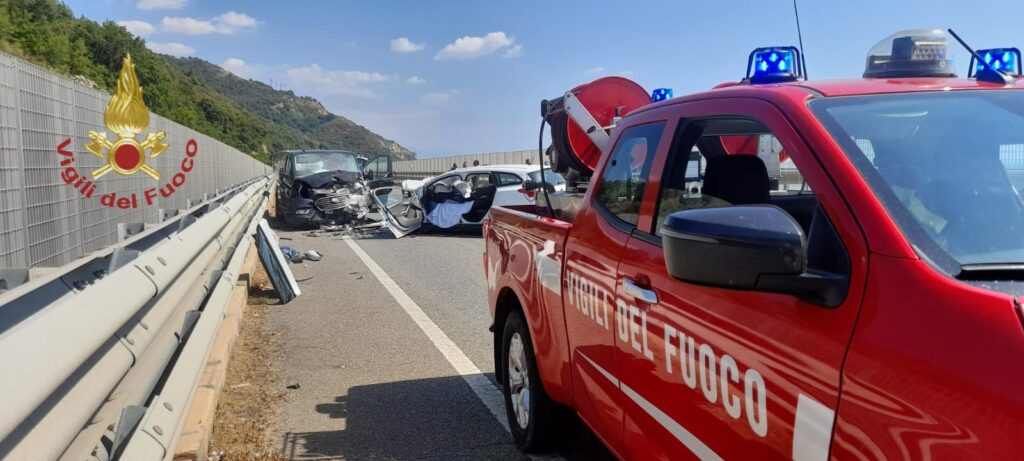 Tragico scontro sulla statale 18 a Guardia Piemontese: una vittima e due feriti 52 incidente statale 18-guardia piemonotese