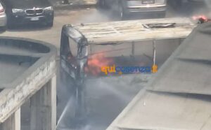 Paura all'autostazione di Cosenza, autobus in fiamme completamente carbonizzato - VIDEO 54 Autobus fiamme 2