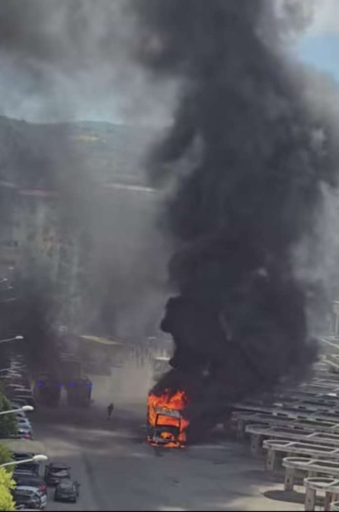 Paura all'autostazione di Cosenza, autobus in fiamme completamente carbonizzato - VIDEO 59 Autobus fiamme Cosenza 7