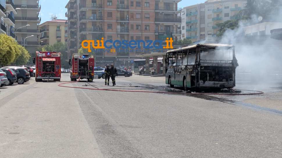 Paura all'autostazione di Cosenza, autobus in fiamme completamente carbonizzato - VIDEO 52 Autobus fiamme Cosenza Vigili del Fuoco