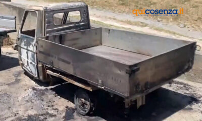 Cimitero di Cosenza incendiato mezzo ditta