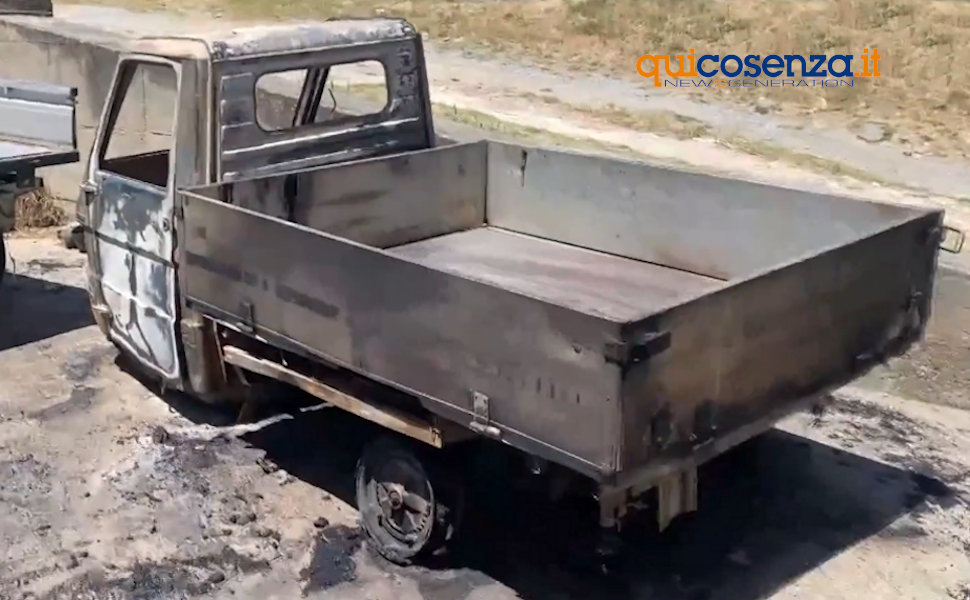 Cimitero di Cosenza incendiato mezzo ditta