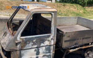 Cimitero di Cosenza incendiato mezzo ditta2