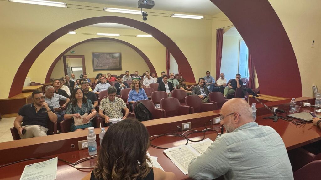 Svolta green a Cosenza: parte il piano da oltre 2 milioni per la transizione energetica 53 E.CO_.-–-Energy-for-Cosenza_Incontro-operativo-Sala-Nova