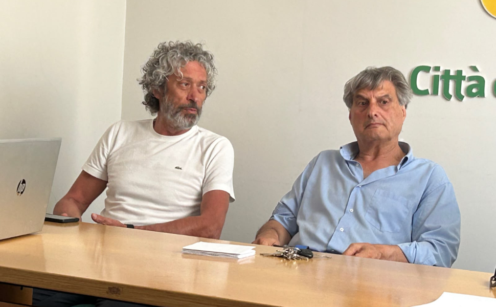 Cosenza: la sfida organizzata dagli Anzianotti con 370 nuotatori, presentato il 7° "Assalto all’Isola di Cirella" 54 Il presidente dell'Associazione Anzianotti Rosario Caccuri Baffa con il Presidente della commissione consiliare sport Mimmo Frammartino