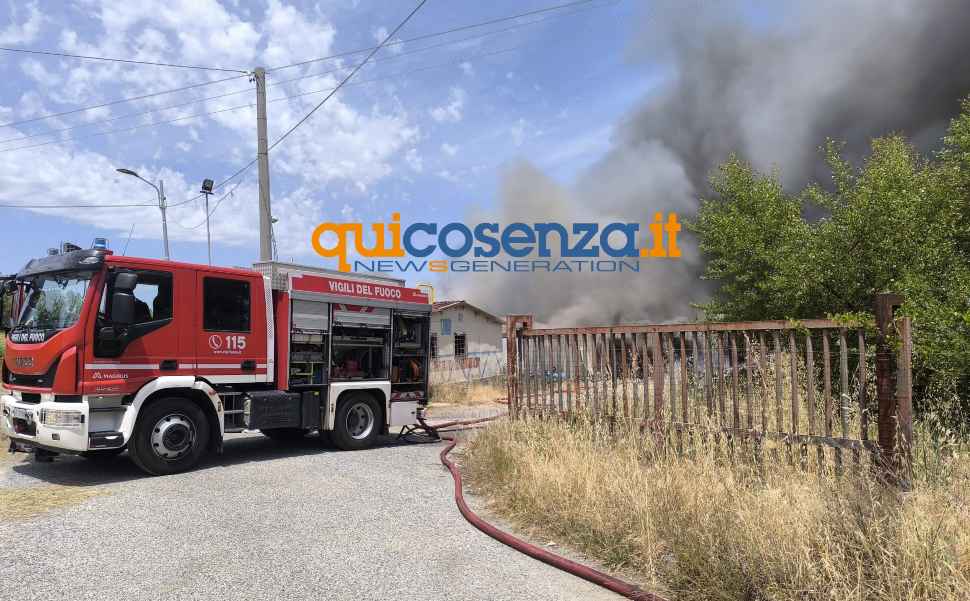 Mattinata di fuoco a Cosenza: dopo l'autostazione, incendio anche su Via Fratelli Cervi - VIDEO 52 Incendio Cervi