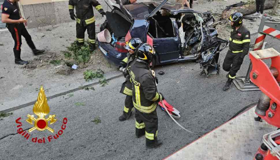 Esce di strada con l'auto e si schianta contro un albero, muore a soli 18 anni: guidava col foglio rosa 52 Incidente Cutro 2