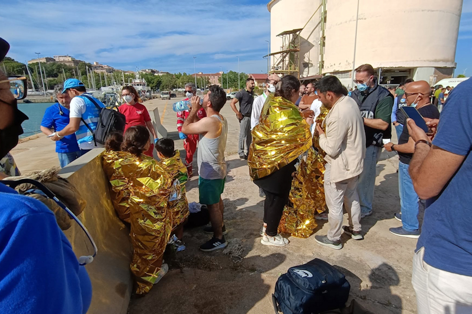 Fermati tre presunti scafisti dopo gli sbarchi in Calabria di inizio giugno. Decisive le testimonianze dei migranti 52 Migranti