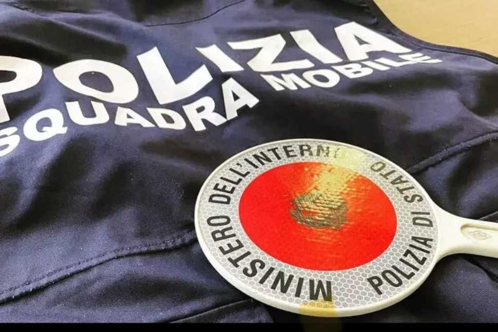 Tanica di benzina trovata fuori da un cantiere edile, indaga la Polizia 51 tanica di benzina_cantiere