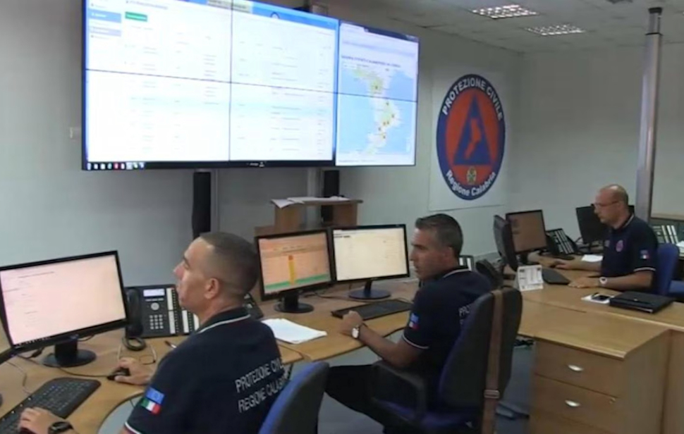 Fortissima scossa di terremoto (6.1) nel Tirreno Cosentino. Tanta paura in Calabria ma al momento nessun danno 53 Protezione Civile sala operativa