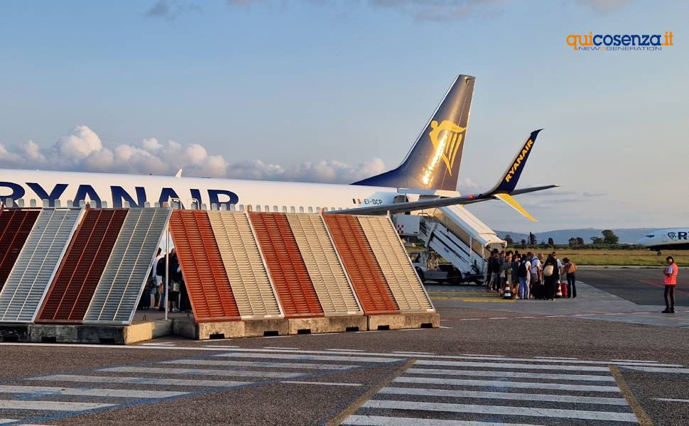 Ryanair, 10 mila voli cancellati: la stangata arriva in Calabria. Ecco le rotte a rischio 52 Ryanair Aeroporto Lamezia 02