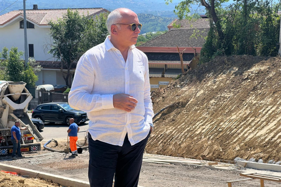 Nuova strada a Serra Spiga per Mendicino, addio al semaforo. Caruso sul cantiere: «Cronoprogramma rispettato» 53 Sopralluogo strada serra spiga mendicino