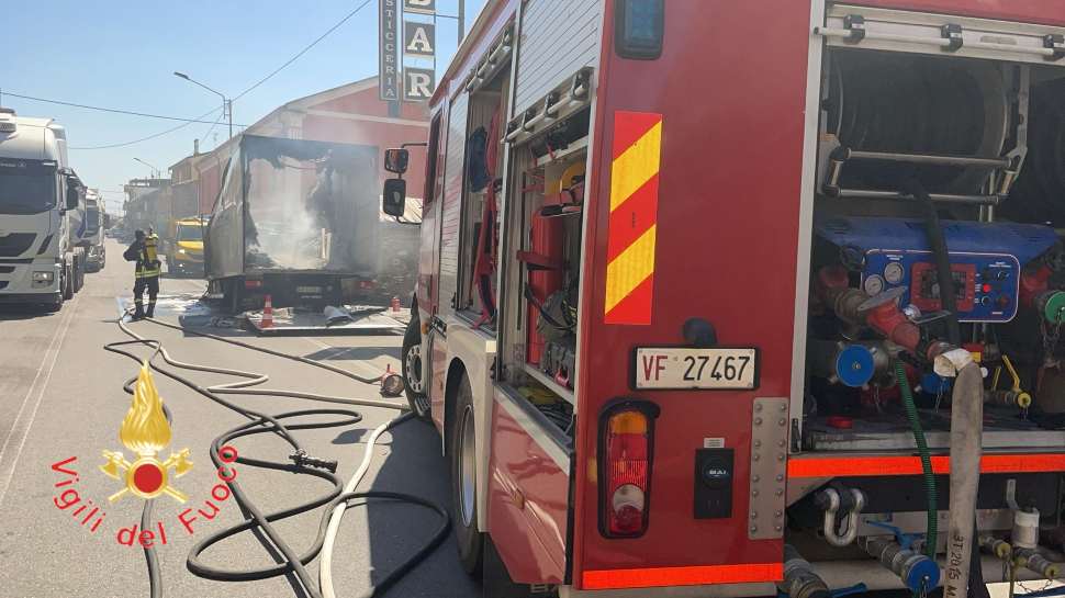 Statale 106_camion_fiamme