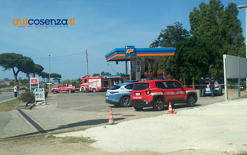 Amendolara, auto divorata dalle fiamme in una stazione di servizio. È strage: 4 morti carbonizzati, indagini in corso 167 Tragedia amendolara quattro morti auto