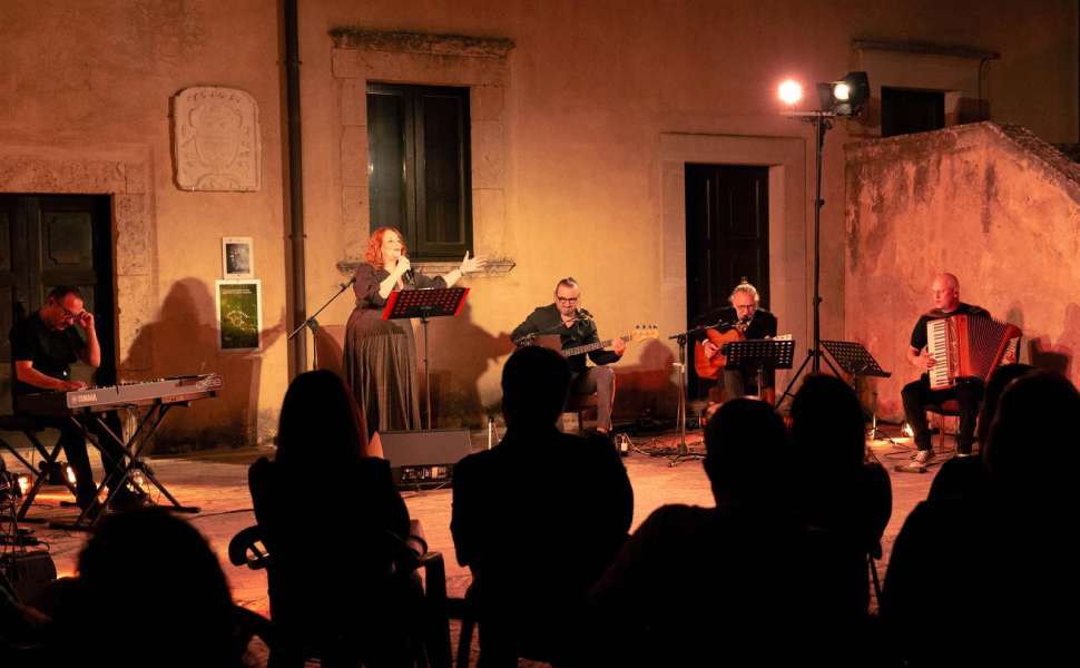 Oltre 100 appuntamenti per "Calabria in Fabula 2026": il festival itinerante tra teatro, danza e comunità 54 Vera Segreti - Calabria in Fabula 02