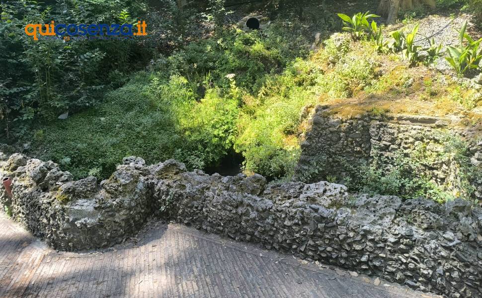 Cosenza: la Villa Vecchia ripiomba nel degrado. Aiuole abbandonate, rifiuti e panchine scomparse 54 Villa Vecchia cosenza giugno 2026 04