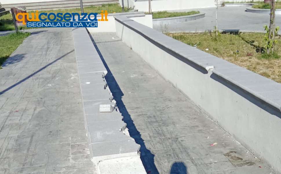 Cosenza: la villetta di via Saverio Albo, tra degrado e vandalismo. Simbolo di inciviltà 52 Villetta San Vito - Via Saverio Albo 02