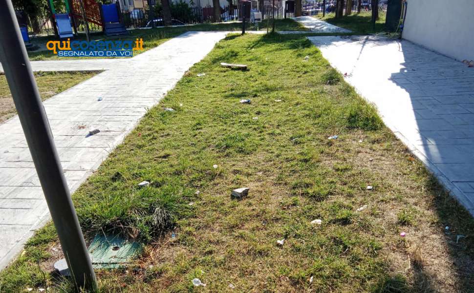 Cosenza: la villetta di via Saverio Albo, tra degrado e vandalismo. Simbolo di inciviltà 53 Villetta San Vito - Via Saverio Albo 03