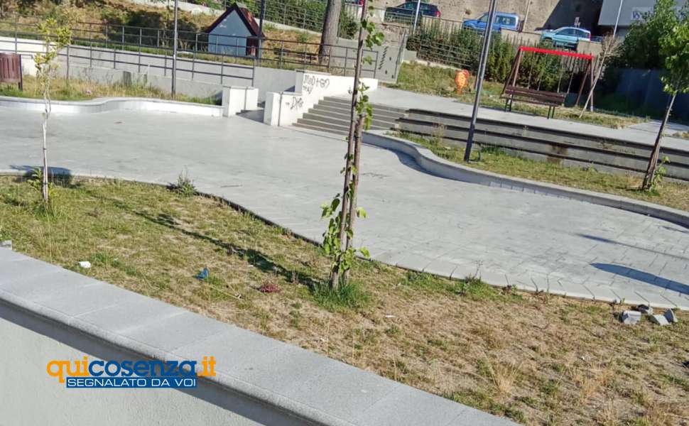 Cosenza: la villetta di via Saverio Albo, tra degrado e vandalismo. Simbolo di inciviltà 54 Villetta San Vito - Via Saverio Albo 04