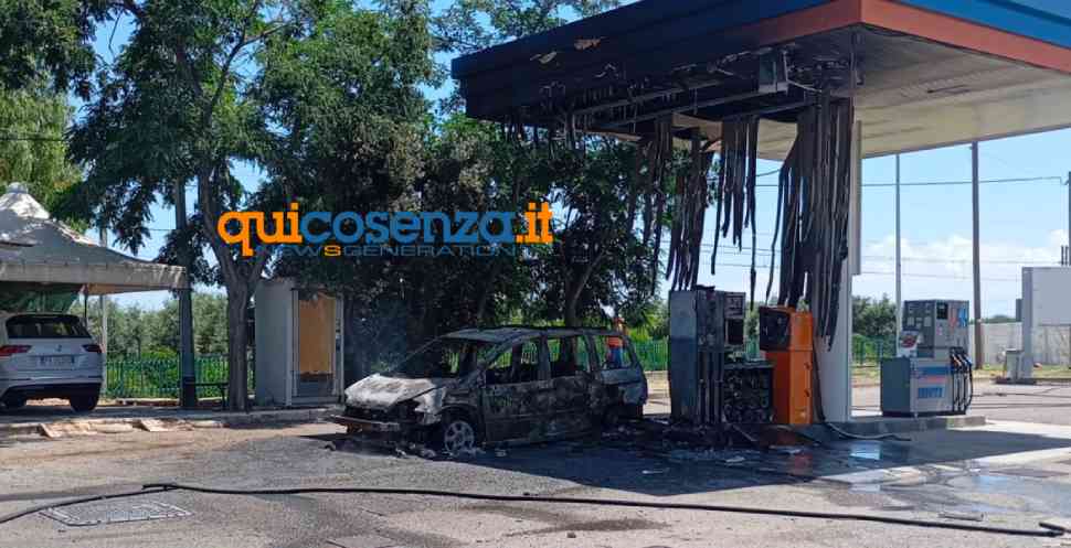 Amendolara, auto divorata dalle fiamme in una stazione di servizio. È strage: 4 morti carbonizzati, indagini in corso 53 amendolara-statale-106-auto-carbonizzata-1.jpg