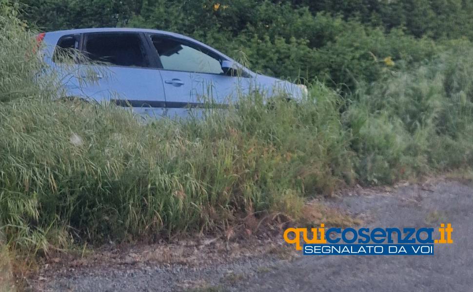 auto abbandonata rende via XX Settembre 02