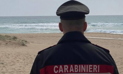 carabinieri spiaggia mare cadavere generico