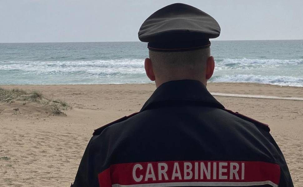 carabinieri spiaggia mare cadavere generico