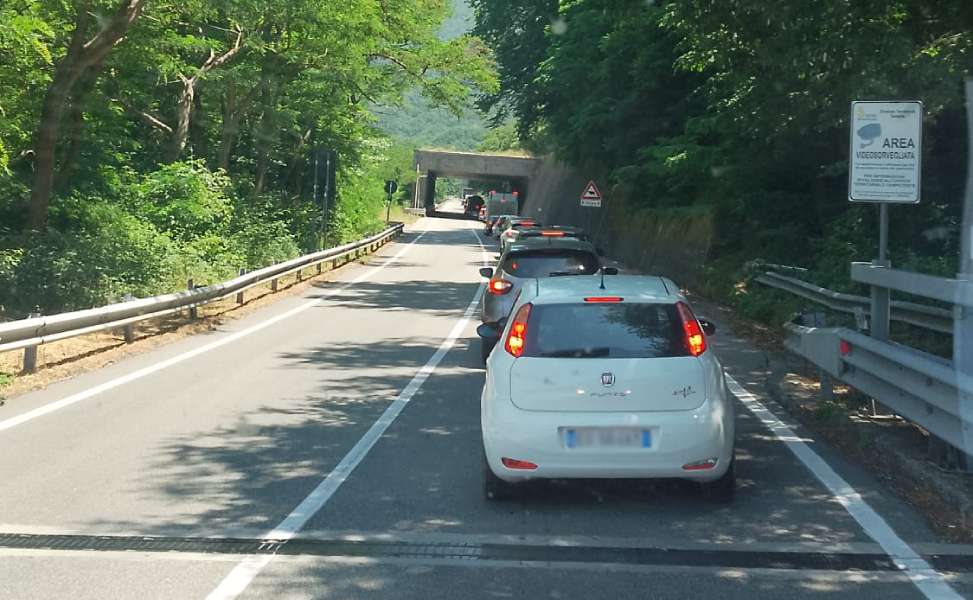 Paura sulla SS 107 tra San Fili e Paola, mezzo in fiamme in galleria: disagi al traffico 53 coda ss 107 paola san fili