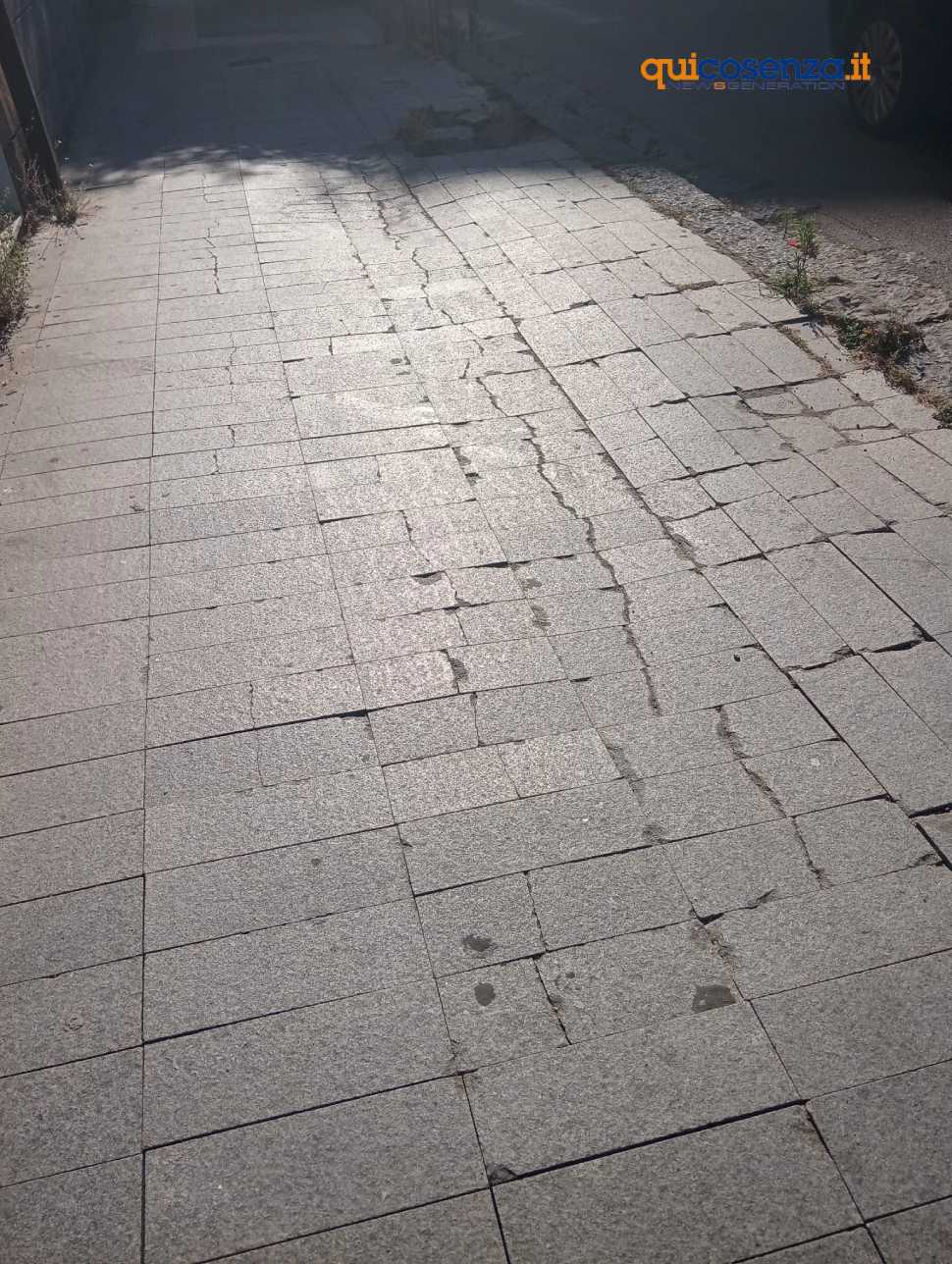 Cosenza: Piazza Bilotti e Corso Mazzini nel degrado. Rifiuti, transenne e arredo urbano danneggiato 54 Cosenza: Piazza Bilotti e Corso Mazzini nel degrado. Rifiuti, transenne e arredo urbano danneggiato