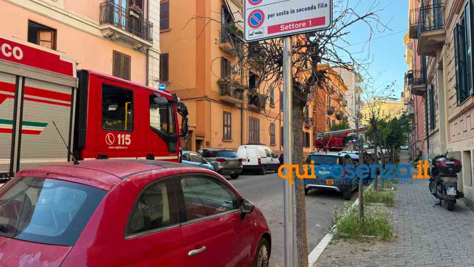 Cosenza, paura su via Monte San Michele per la caduta di calcinacci: strada chiusa 52 cosenza caduta calcinacci