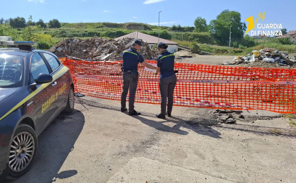 Discarica a cielo aperto: 11mila metri quadri e 70 metri cubi di rifiuti. Trovato anche Eternit 52 discarica vibo eternit 02