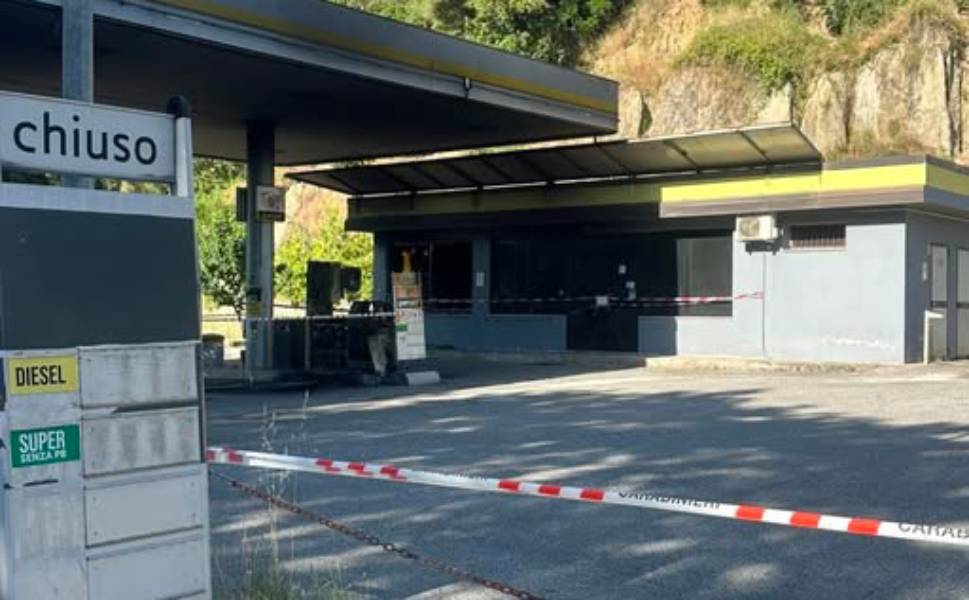 distributore Carburanti roccabernarda incendio