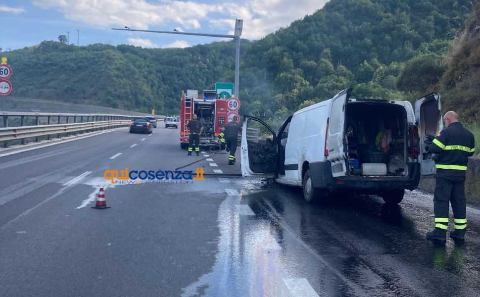 Furgone in fiamme sull'A2: disagi tra Cosenza e Rogliano in direzione Sud 52 furgone fiamme A2 Rogliano Cosenza 03