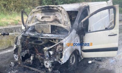 furgone fiamme A2 Rogliano Cosenza