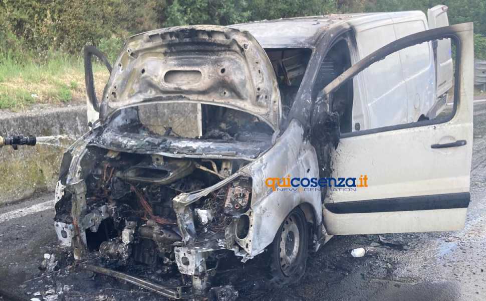 furgone fiamme A2 Rogliano Cosenza