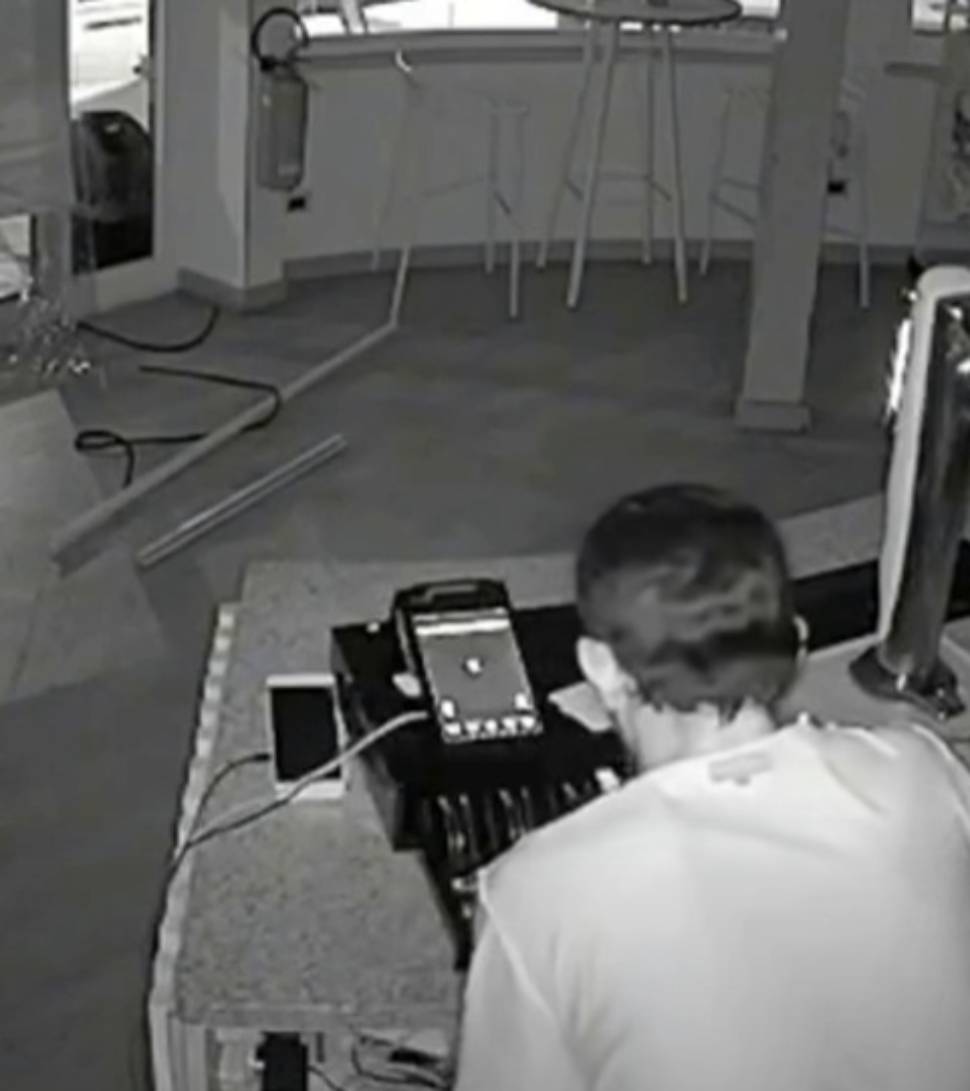 Furto ad Amantea: giovane ladro ripreso dalle telecamere mentre svaligia un bar 52 furto giovane bar amantea 02