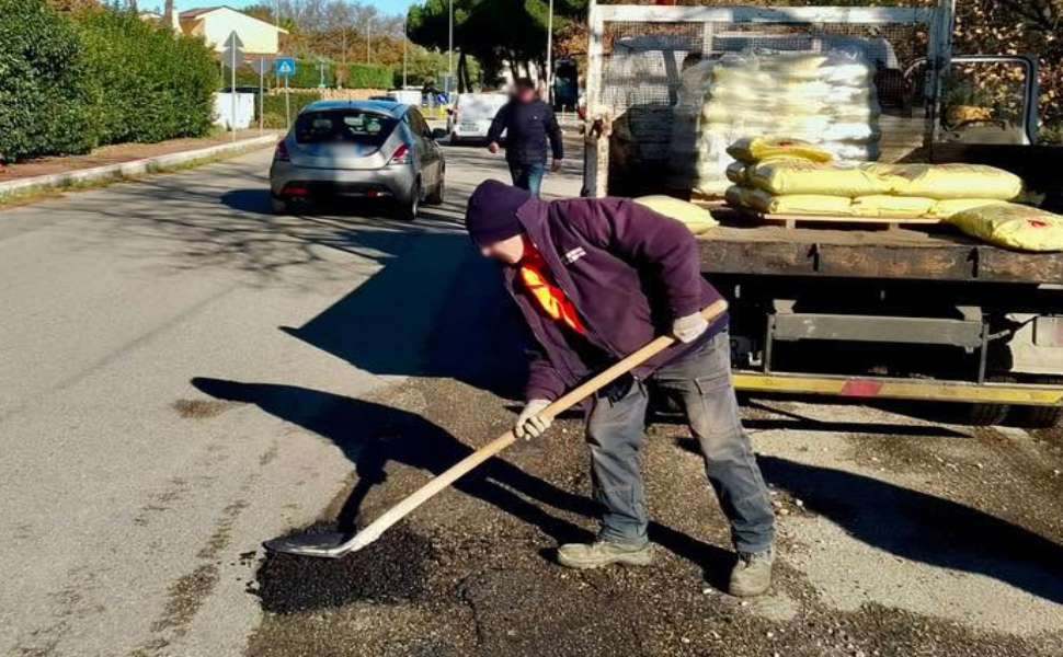 Rende, rattoppi stradali e manutenzione del verde: tutti gli interventi fino al 30 giugno 53 rattoppi stradali rende - manutenzione 01