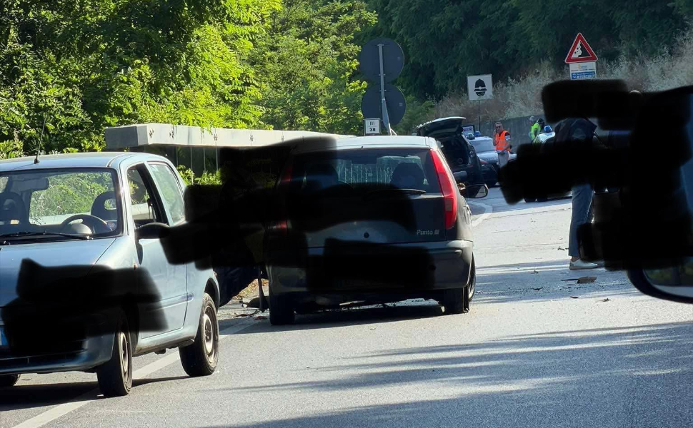 Tamponamento tra auto sulla statale 107 a Rovito: due feriti. Traffico in tilt e disagi 115 tamponamento-incidente-rovito-statale-107